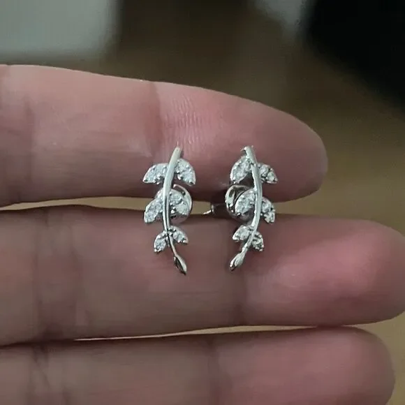 The Mini Leaf dainty stud earrings in cubic zirconia and 925 - Picture 8 of 10